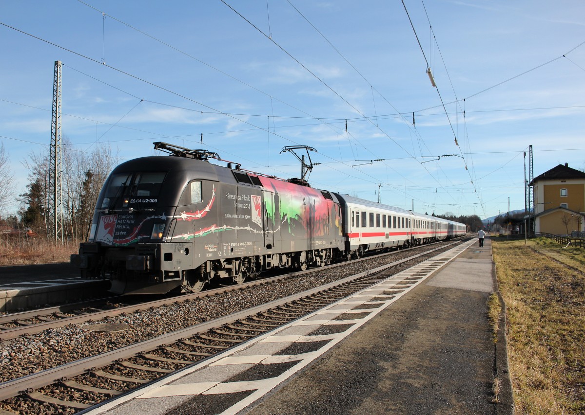 182 509-0  Europa ohne Grenzen  am 6. Februar 2016 mit dem  IC K�nigssee  im Bahnhof von �bersee am Chiemsee.