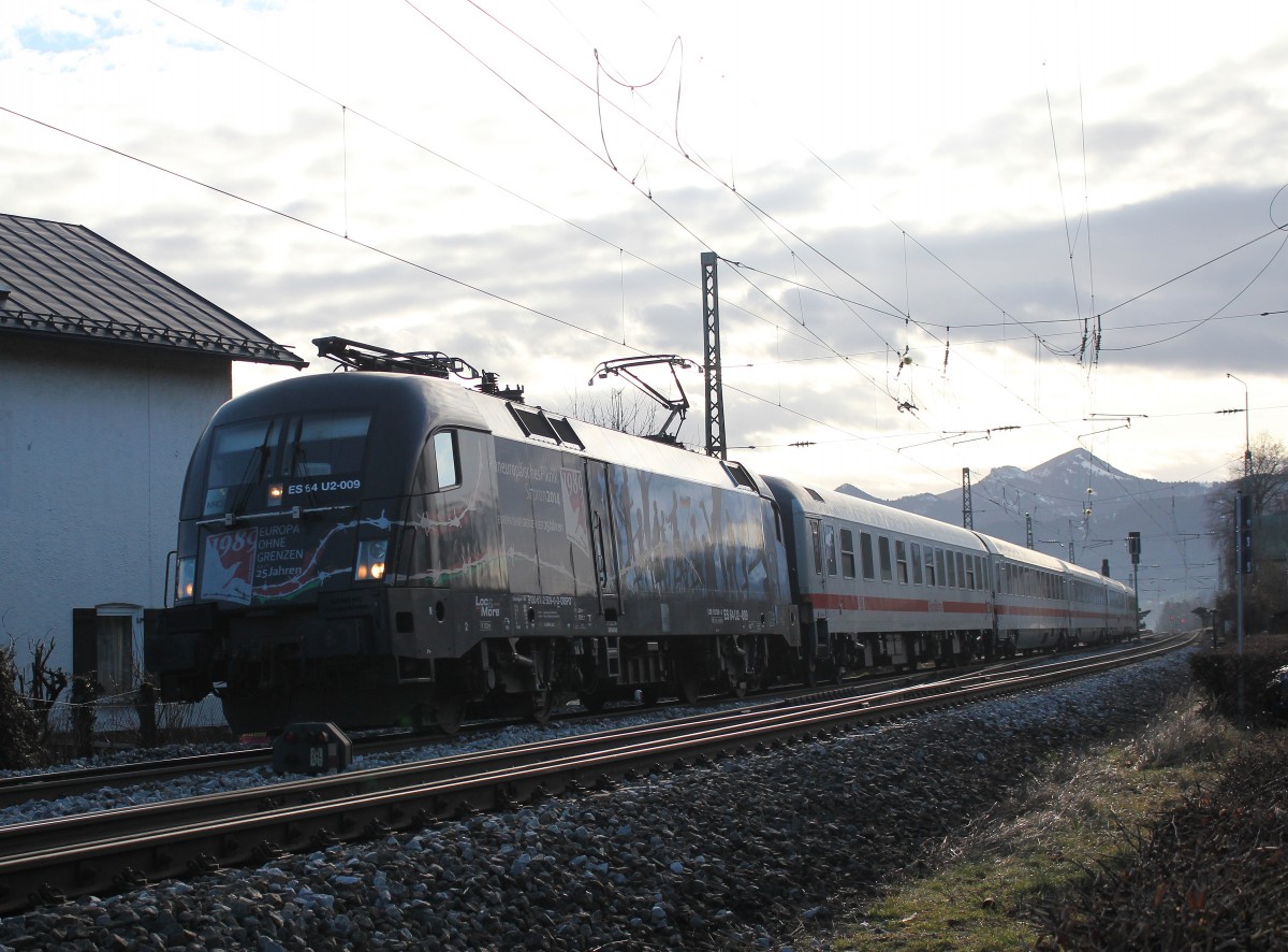 182 509-0  Europa ohne Grenzen  mit dem  IC K�nigssee  am 8. Januar 2016 bei der Ausfahrt aus Prien am Chiemsee.