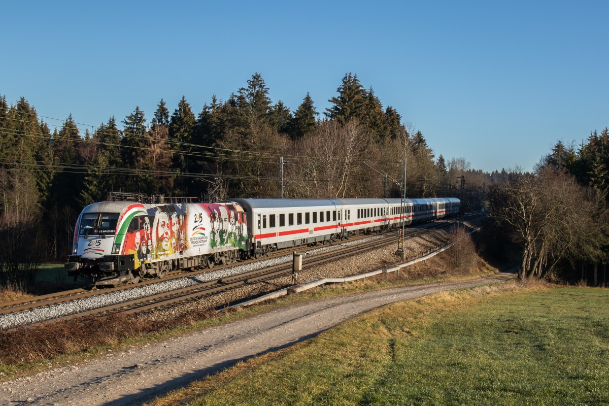 182 521-5  25 Jahre Deutsch-Ungarische Freundschaft  mit dem IC K�nigssee am 20. Dezember 2015 bei Sossau.