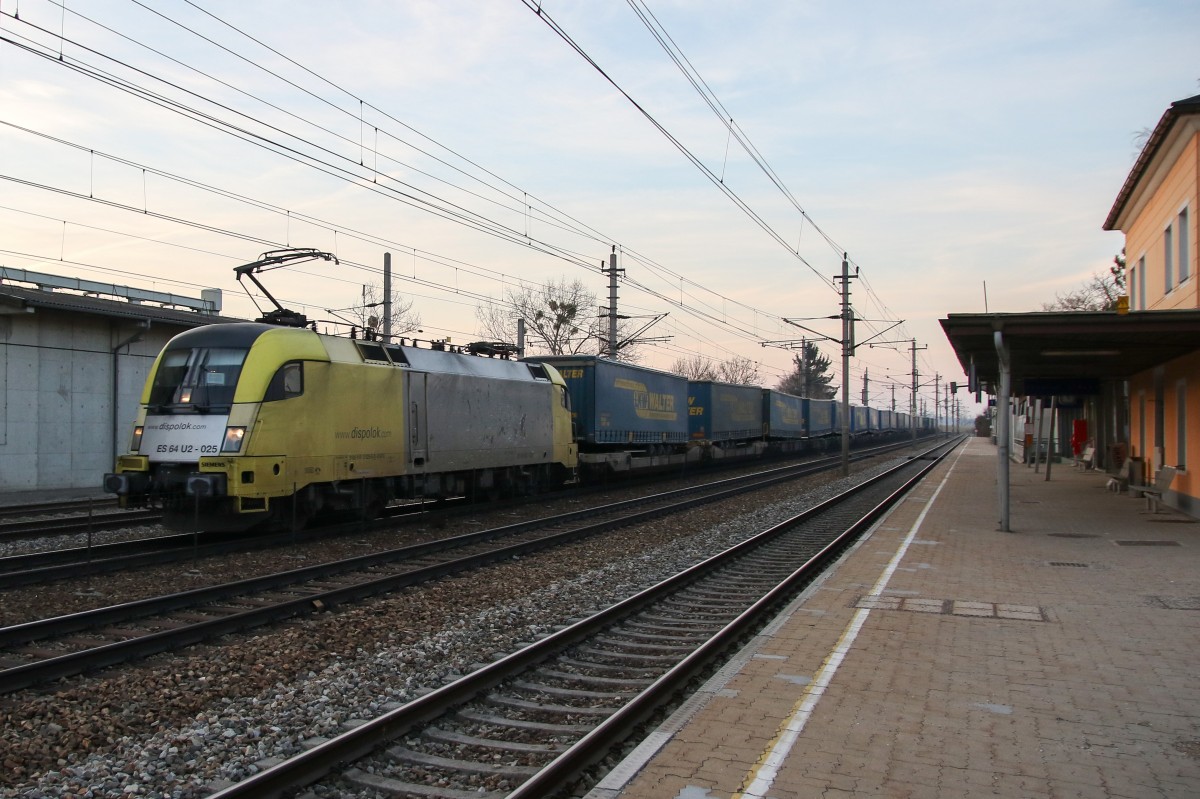 182 525 mit dem  Walter-Zug  am 21. Februar 2015 im Bahnhof von Bheimkirchen.