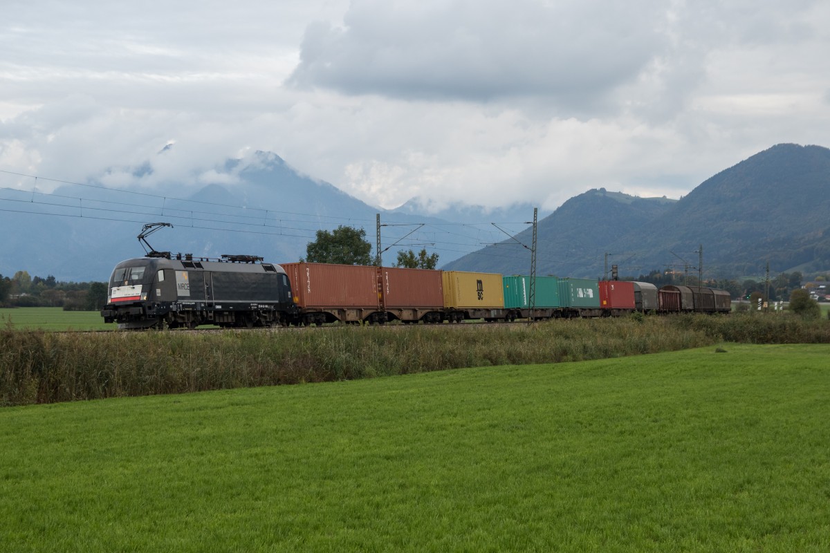 182 566 mit einem gemischten Gterzug am 8. Oktober 2015 bei Weisham.