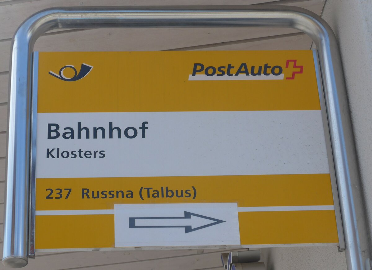 (182'777) - PostAuto-Haltestellenschild - Klosters, Bahnhof - am 5. August 2017
