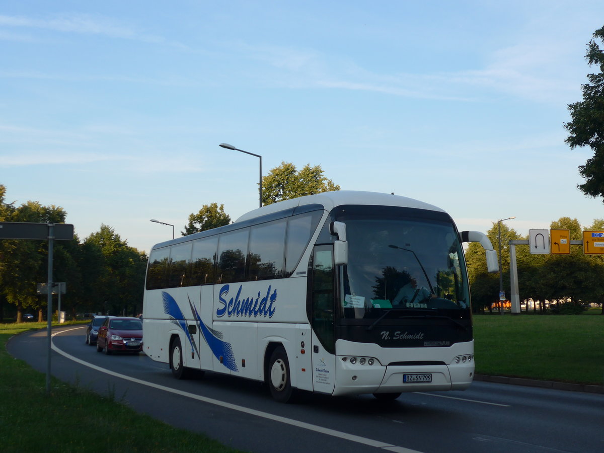 (182'850) - Schmidt, Radibor - BZ-SN 799 - Neoplan am 8. August 2017 in Dresden, Lingnerallee