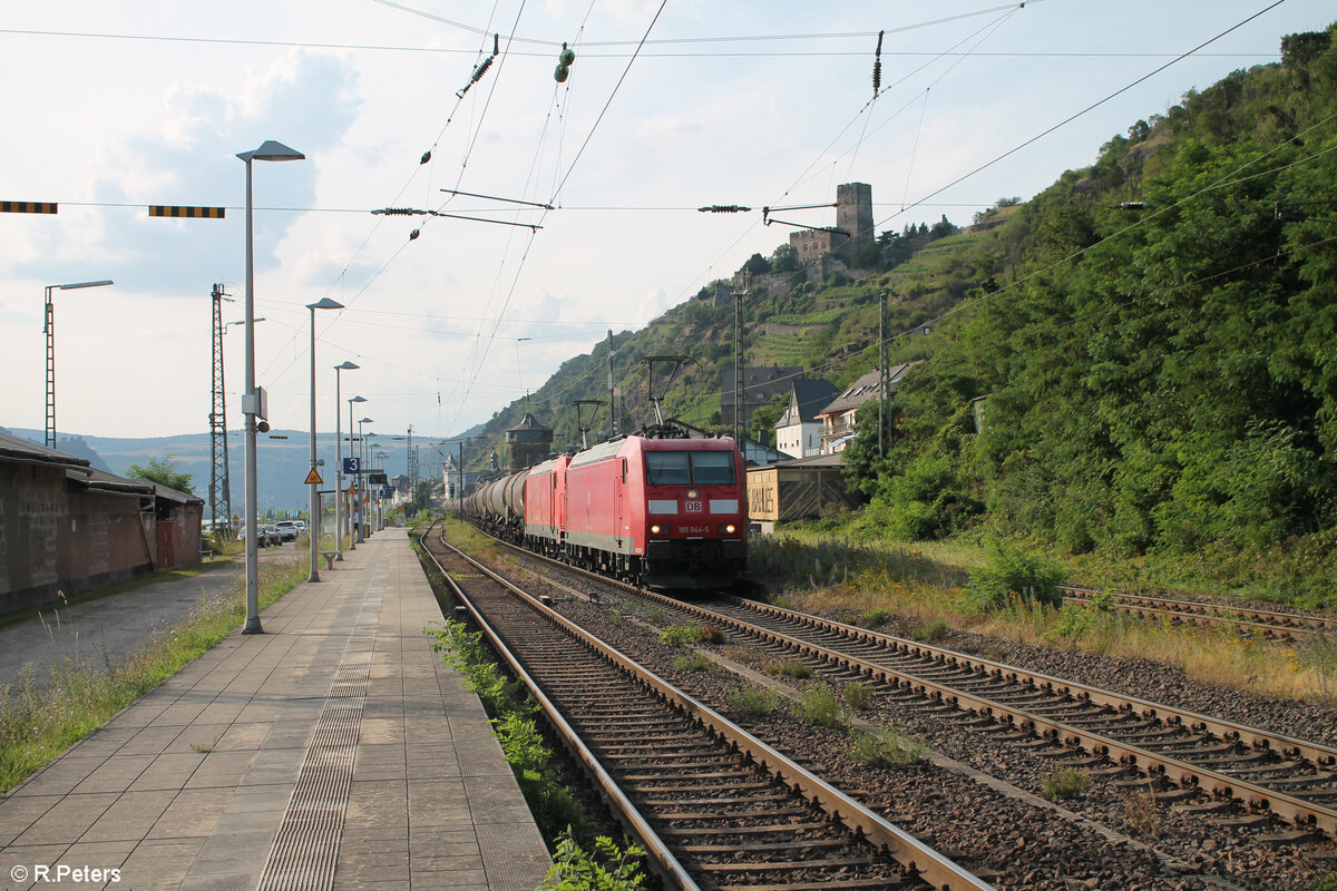 184 044-5 + 185 xxx durchfahren Kaub mit einem Kesselzug.20.07.24