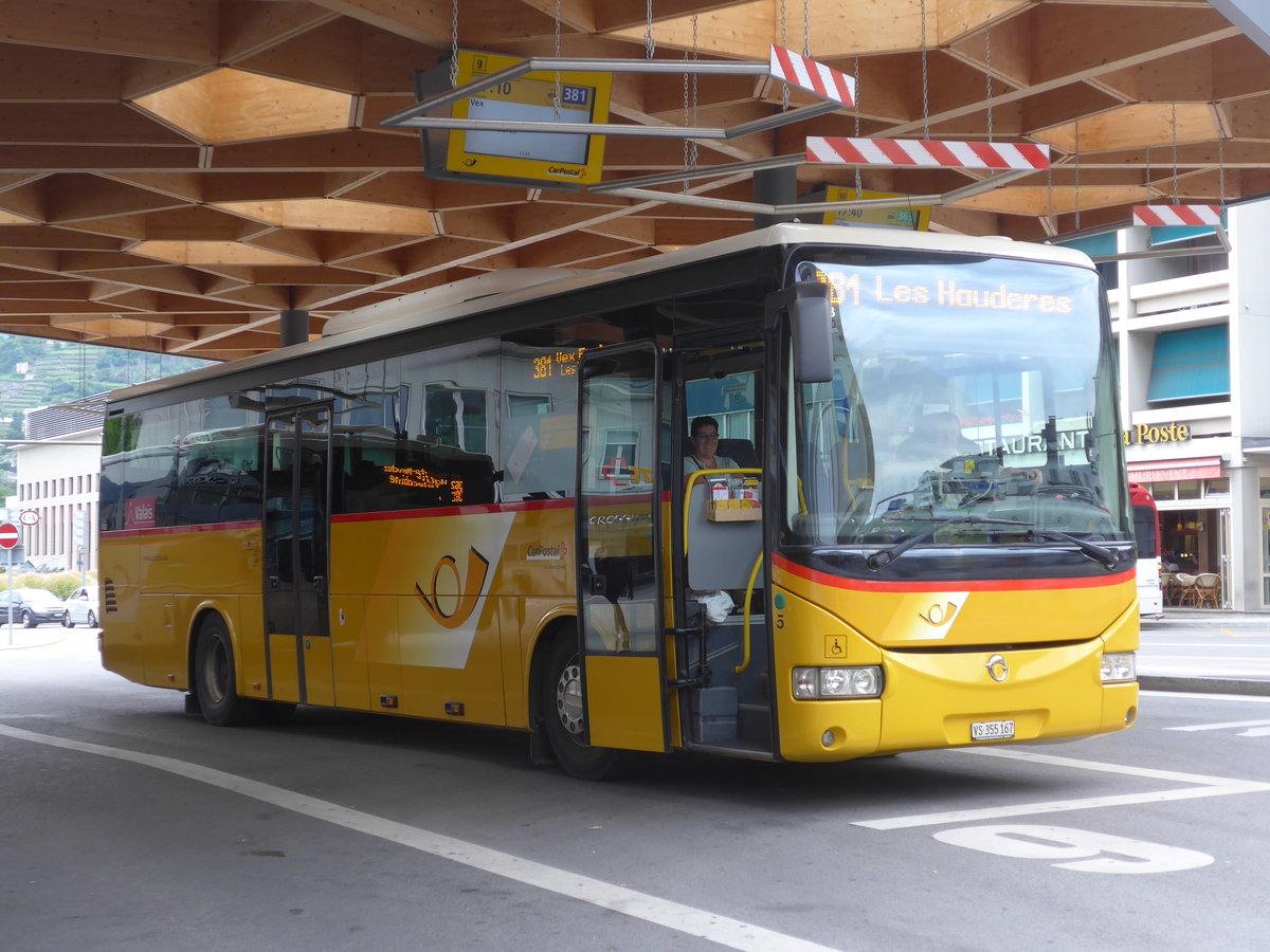 (184'067) - PostAuto Wallis - Nr. 5/VS 355'167 - Irisbus am 24. August 2017 beim Bahnhof Sion