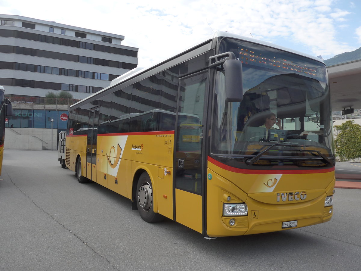 (184'253) - PostAuto Wallis - VS 445'901 - Iveco am 25. August 2017 beim Bahnhof Visp