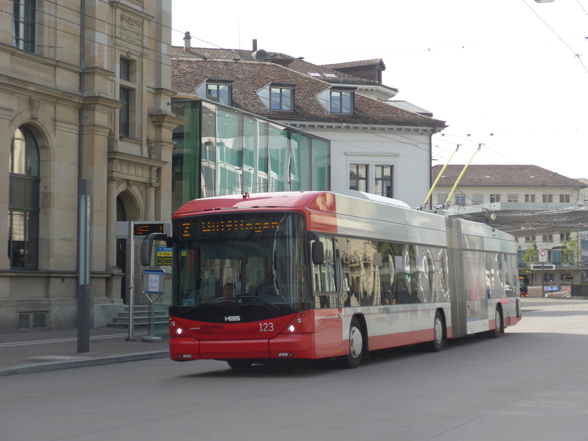 (184'528) - SW Winterthur - Nr. 123 - Hess/Hess Gelenktrolleybus am 27. August 2017 beim Hauptbahnhof Winterthur
