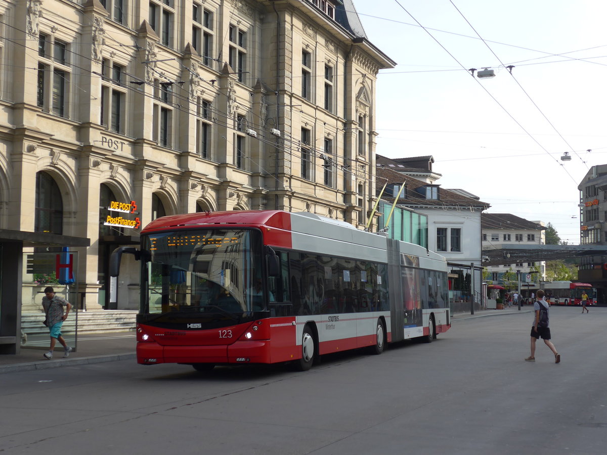 (184'532) - SW Winterthur - Nr. 123 - Hess/Hess Gelenktrolleybus am 27. August 2017 beim Hauptbahnhof Winterthur