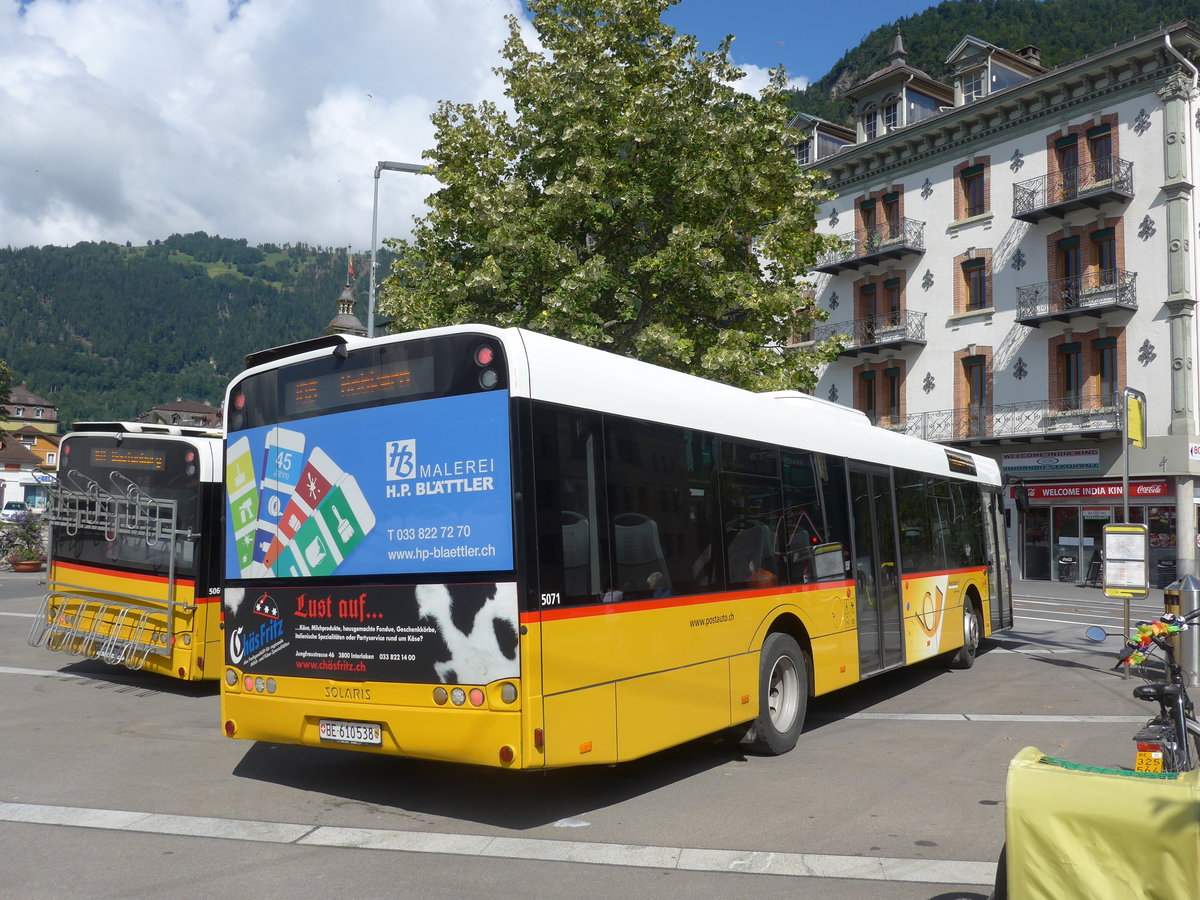 (184'540) - PostAuto Bern - BE 610'538 - Solaris am 3. September 2017 beim Bahnhof Interlaken West