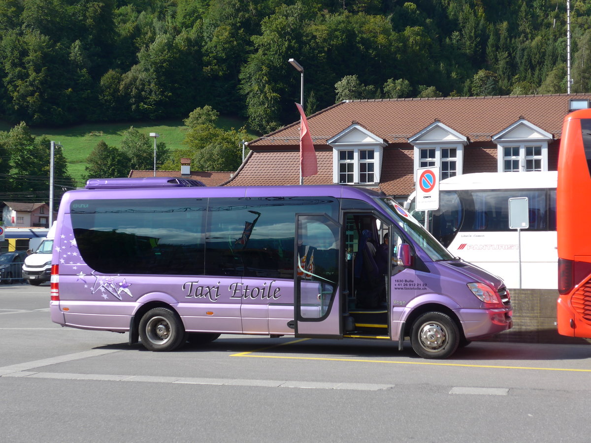 (184'631) - Taxi Etoile, Bulle - FR 300'452 - Mercedes/UNVI am 3. September 2017 beim Bahnhof Interlaken Ost