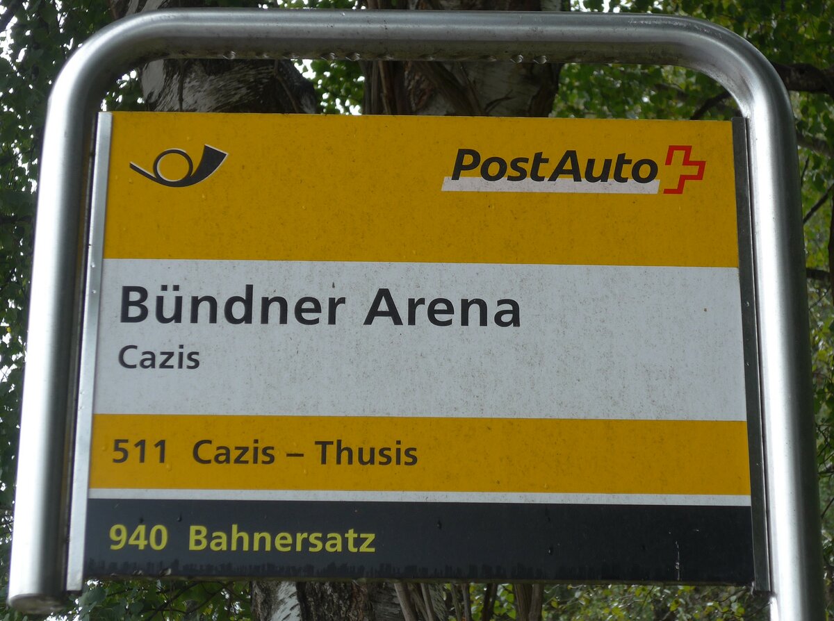 (184'809) - PostAuto-Haltestellenschild - Cazis, Bndner Arena - am 16. September 2017