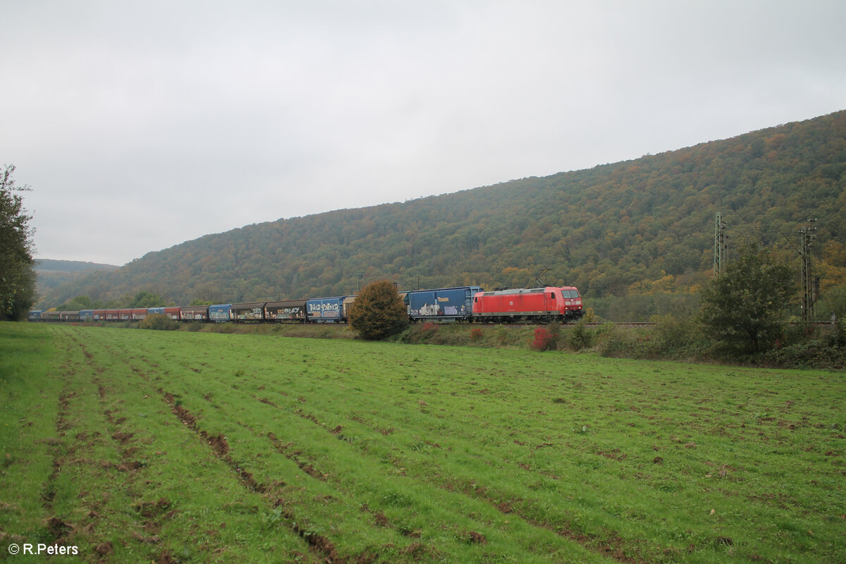 185 009-8 zieht bei Wernfeld ein langen gedeckten Güterzug in Richtung Norden. 20.10.24
