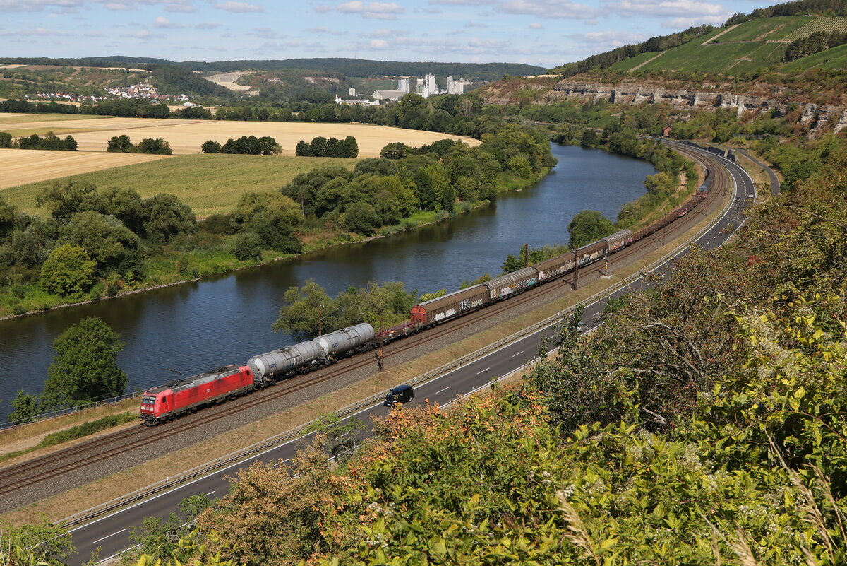 185 009 war am 6. August 2022 mit einem gemischten Gterzug bei Himmelstadt in Richtung Wrzburg unterwegs.