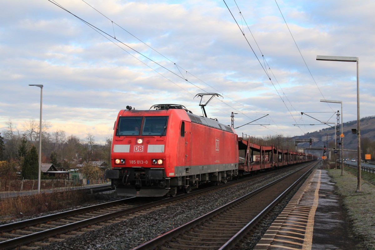 185 013-0 mit leeren Autotransportwagen am 22. Februar 2014 bei Th�ngersheim.