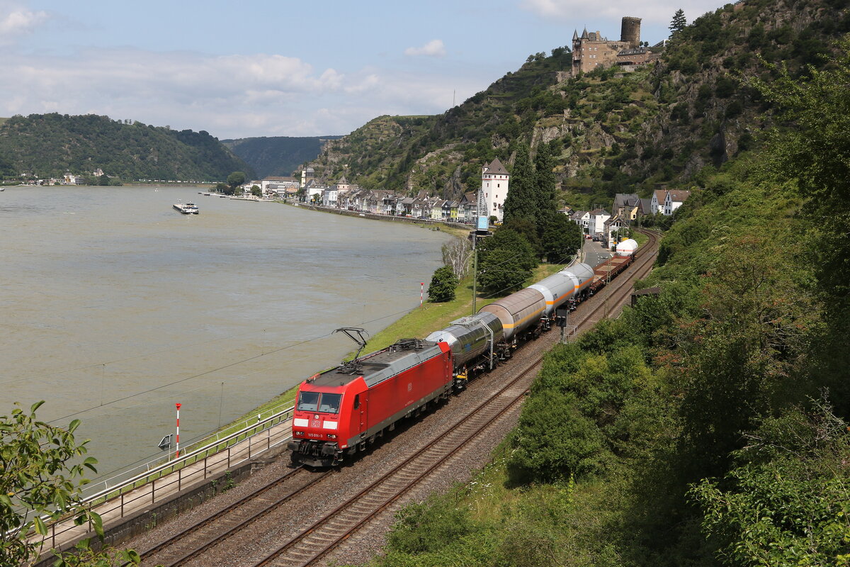 185 016 mit einem gemischten G�terzug am 22. Juli 021 bei St. Goarshausen.