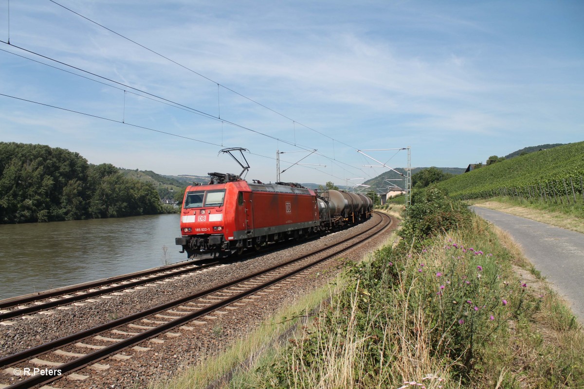 185 022-1 verl�sst Lorch am Rhein mit einem gemischten G�terzug. 18.07.14