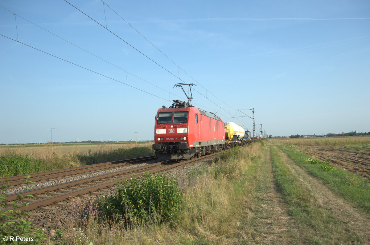 185 038-7 zieht bei Frankenthal ein gemischten Güterzug im Gegengleis. 01.09.24