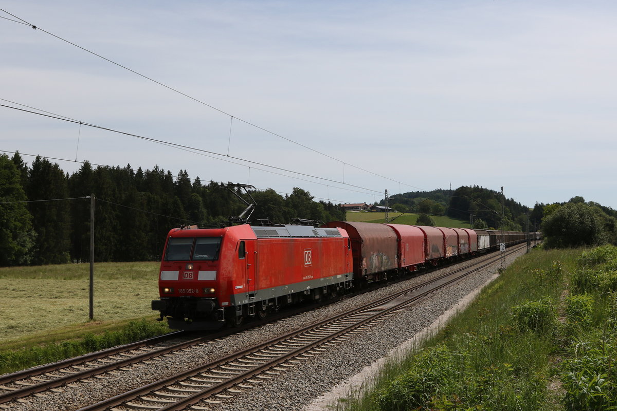 185 052 aus Salzburg kommend am 3. Juni 2020 bei Grabenst�tt im Chiemgau.