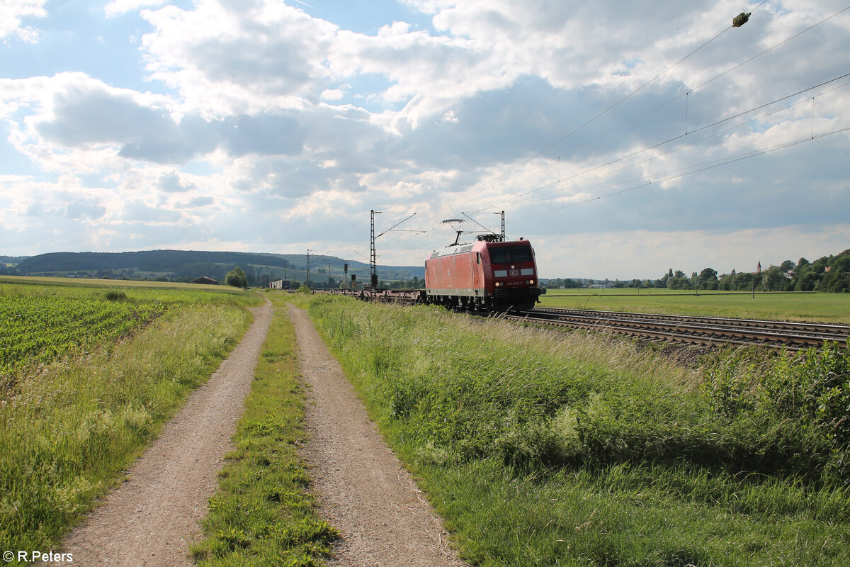 185 058-5 zieht mit einem schwach beladenen KLV Zug kurz vor Treuchtlingen in Richtung Süden. 10.06.24