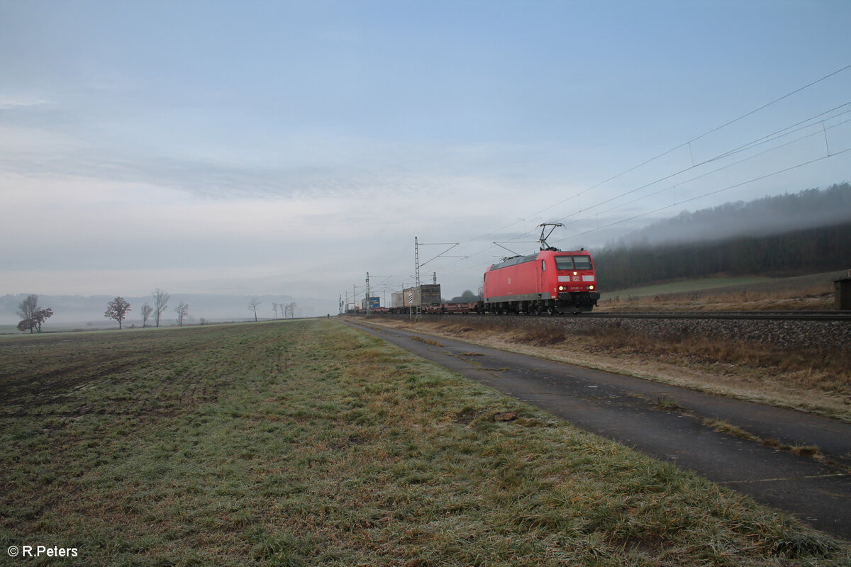 185 061-9 zieht ein lückenhaft beladenen KLV Zug bei Oberdachstetten in Richtung Ansbach. 08.12.24