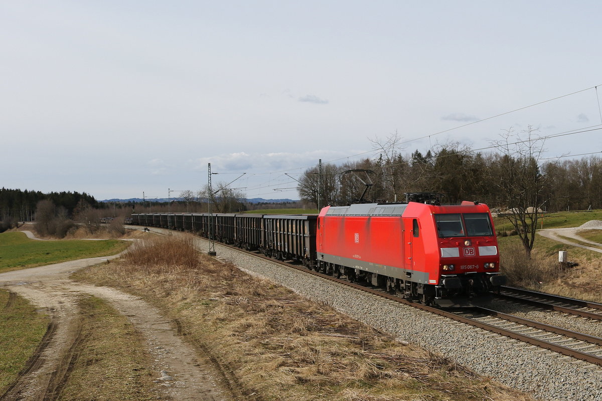 185 067 war am 27. Februar 2020 mit dem  Aicher-Zug  bei Grabenst�tt in Richtung Hammerau unterwegs.