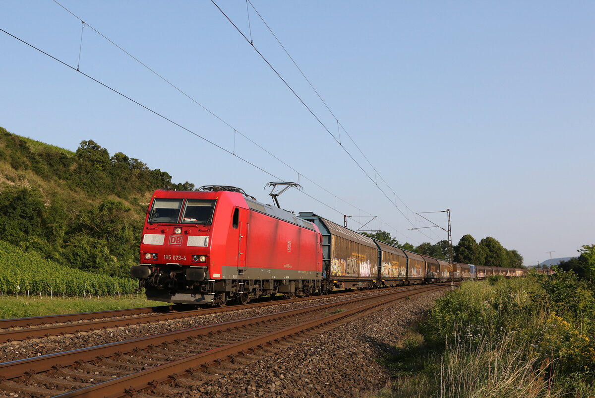 185 073 mit einem Autozug aus W�rzburg kommend am 23. Juli 2021 bei Himmelstadt.