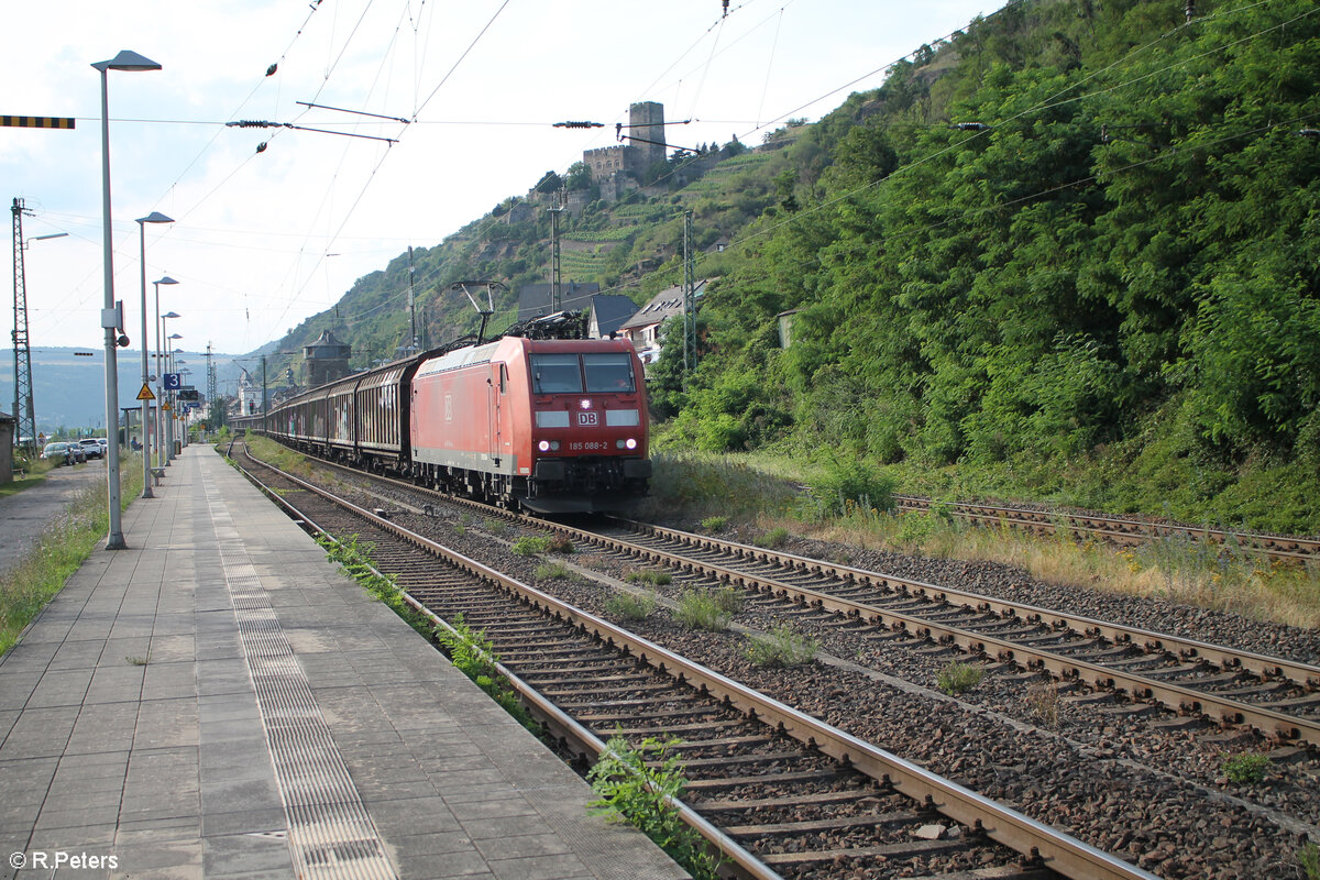 185 088-2 durchfährt Kaub mit einem gedeckten Güterzug. 20.07.24