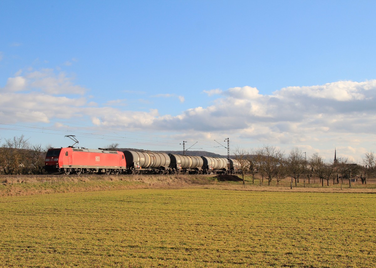 185 153-4 mit einem Kesselwagenzug am 20. Februar 2014 bei Th�ngersheim.