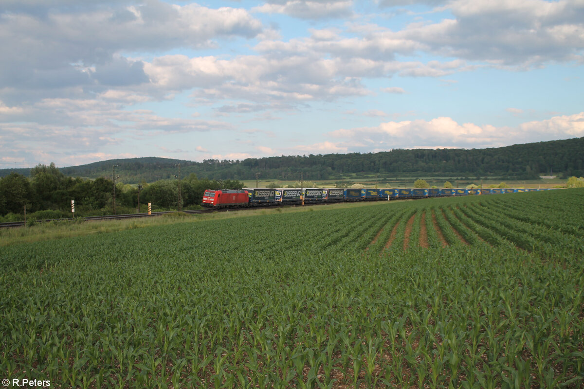 185 154-2 zieht mit einem Wechselpritschenzug Dissegner hinter Treuchtlingen vorbei. 10.06.24