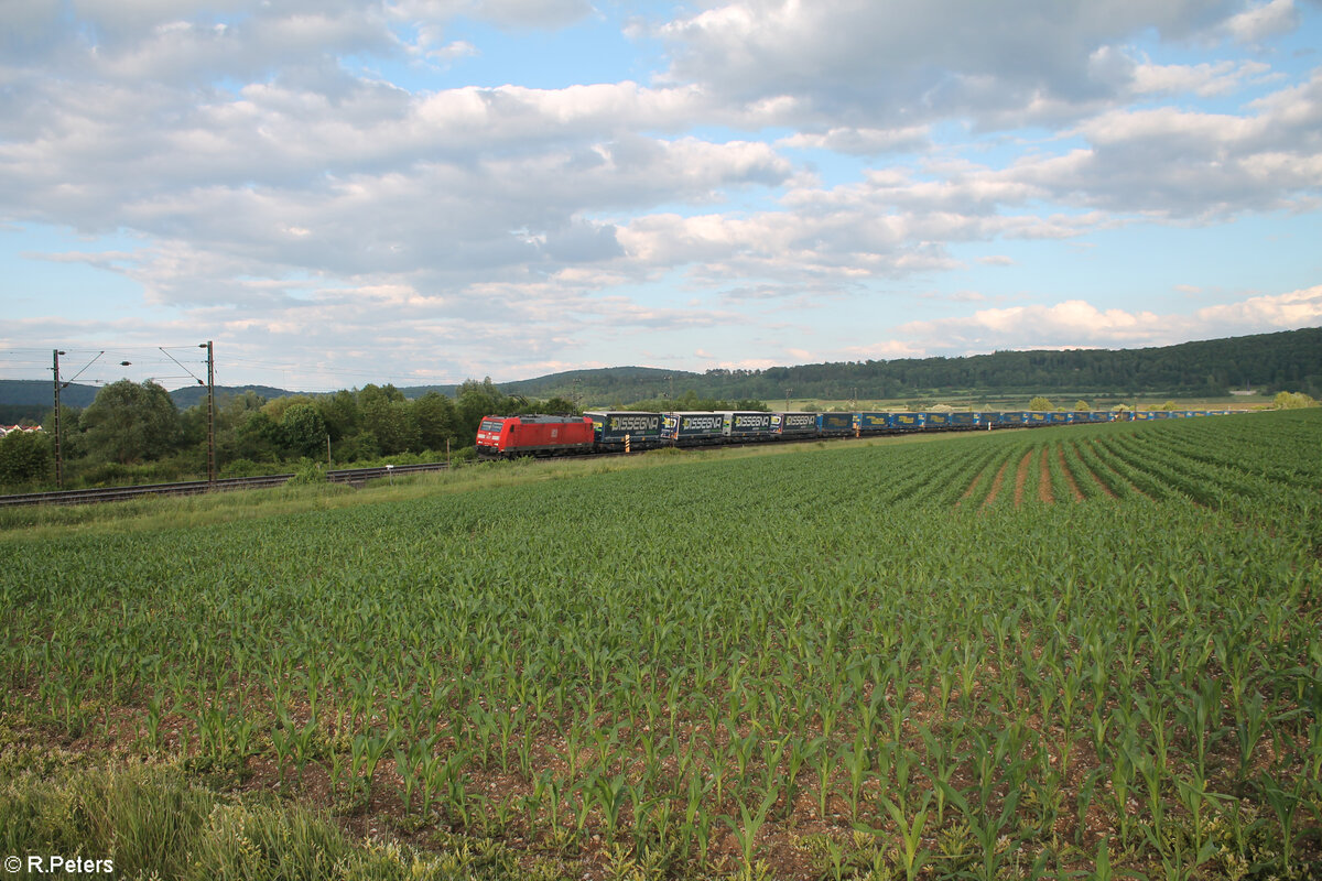 185 154-2 zieht mit einem Wechselpritschenzug Dissegner hinter Treuchtlingen vorbei. 10.06.24
