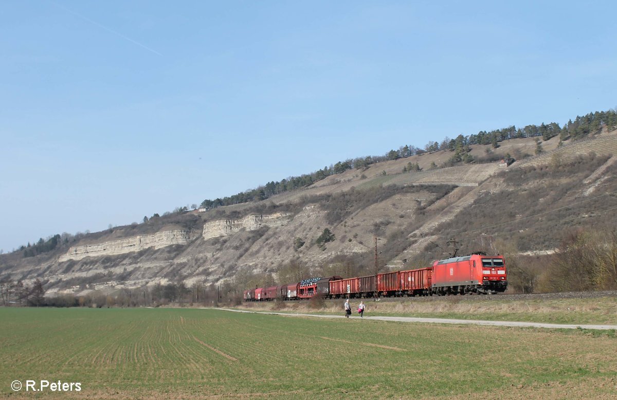 185 163-3 zieht ein gemischten Güterzug bei Thüngersheim. 16.03.17