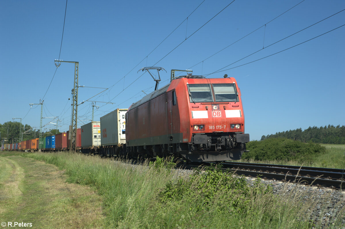 185 175-7 zieht mit einem Containerzug bei Oberdachstetten gen Süden. 08.06.24