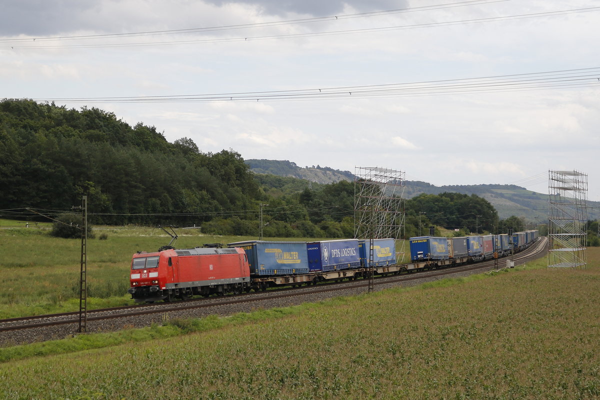 185 197-1 mit einem  KLV  aus Wrzburg kommend am 18. August 2017 bei Harrbach.