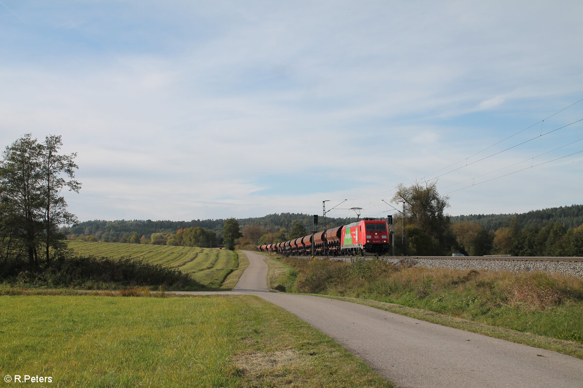 185 205-2  Das ist Grün  zieht bei Pölling ein Schotterzug nach Bodenwöhr 17.10.24