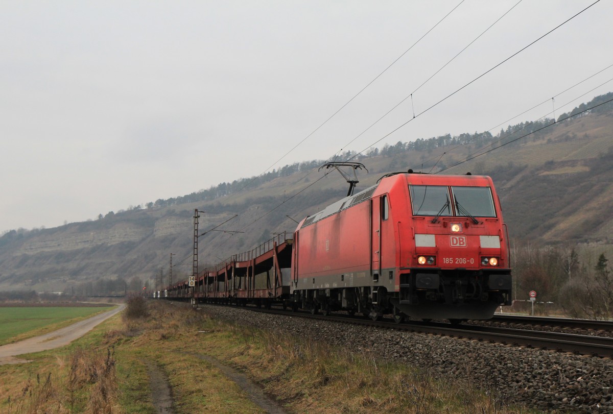 185 206-0 mit einem leeren Autowagen-Zug am 20. Februar 2014 bei T�ngersheim im Maintal.