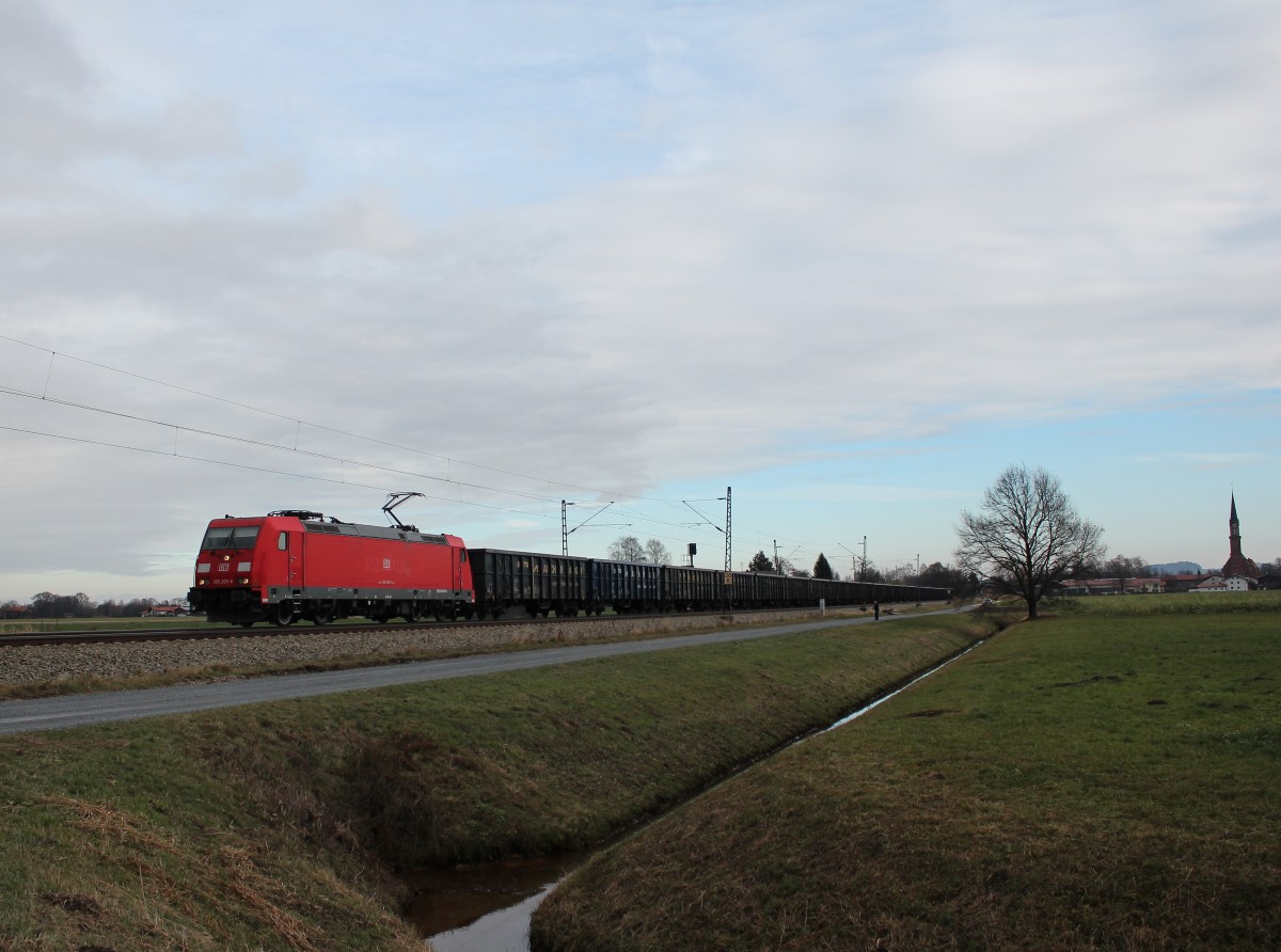185 208-6 mit dem  Aicher-Stahlzug  am 28. November 2015 bei �bersee.