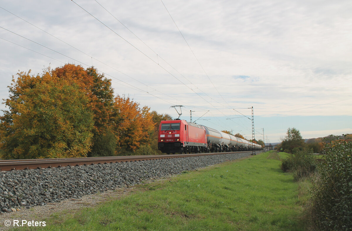 185 209-4 zieht mit einem Gaskesselzug bei Thüngersheim in Richtung Norden. 21.10.24