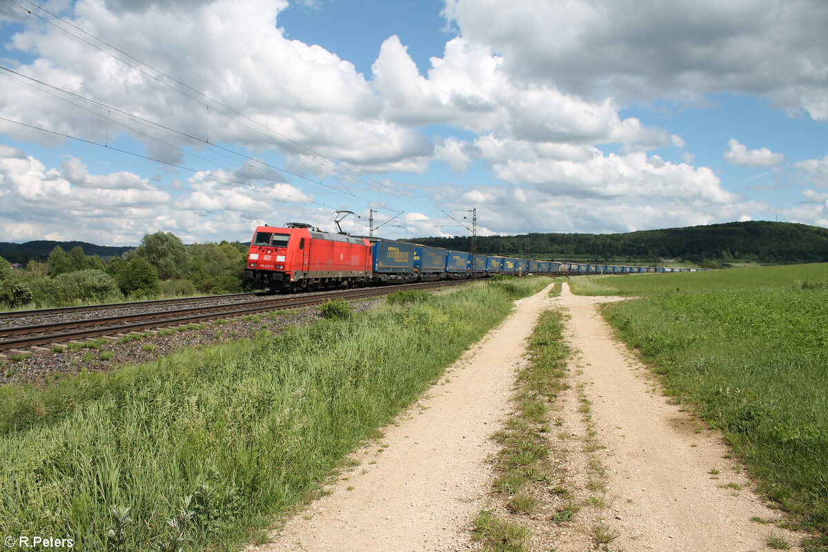 185 223-5 verlässt Treuchtlingen mit einem LKW-Walter Zug in Richtung Würzburg. 28.05.24