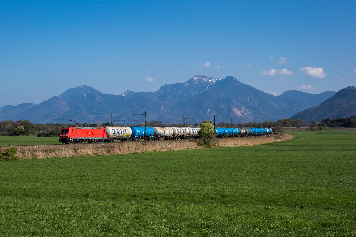 185 232 mit einem schnen Kesselwagenzug am 9. April 2017 bei Bernau.