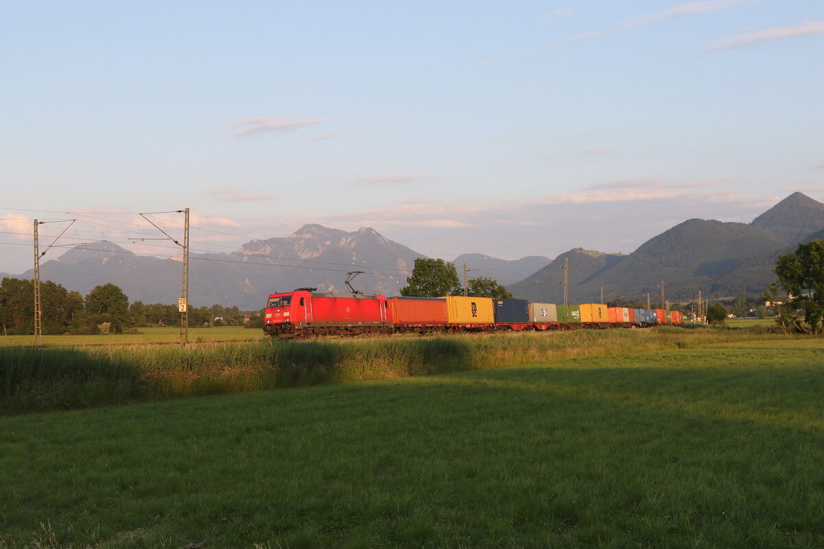 185 233 mit einem Containerzug aus Freilassing kommend am 14. Juni 2023 bei Bernau am Chiemsee.