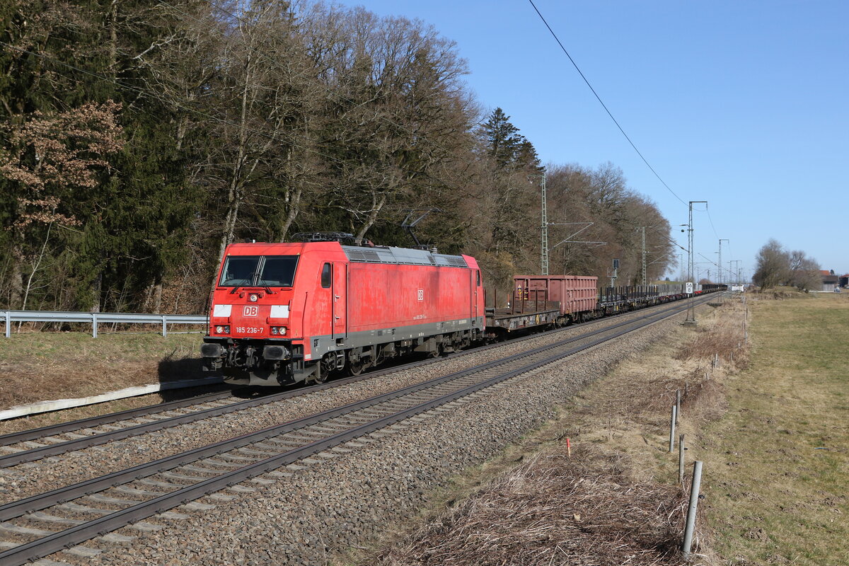 185 236 mit einem Stahlzug aus Freilassing kommend am 6. M�rz 2025 bei Hufschlag.
