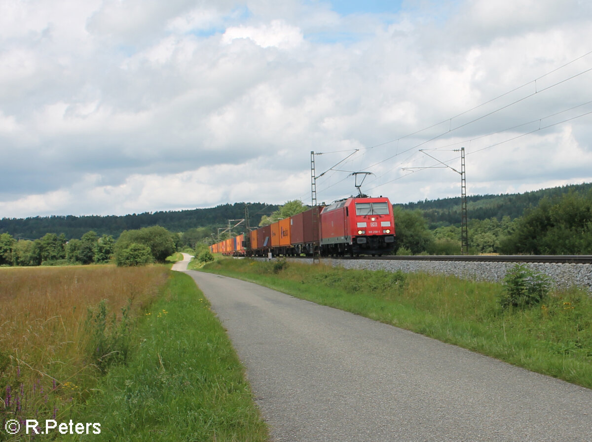 185 258-1 zieht mit einem Containerzug nach Regensburg bei Pölling vorbei. 13.07.24