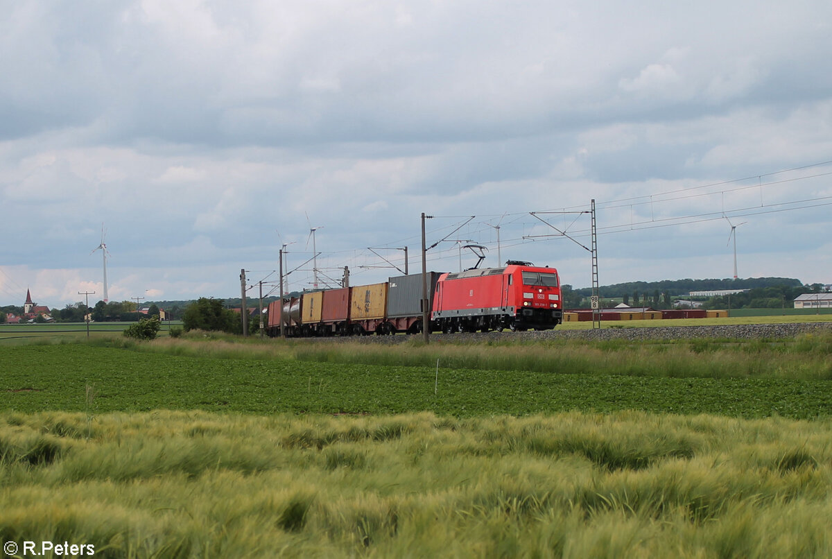 185 258-1 zieht vor Uffenheim ein Containerzug in Richtung Süden. 27.05.24