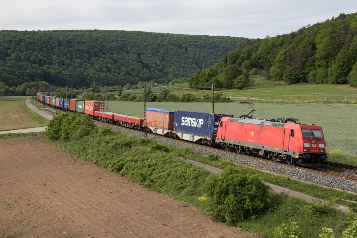185 274-8 mit einem Containerzug am 14. Mai 2015 bei Harrbach am Main.
