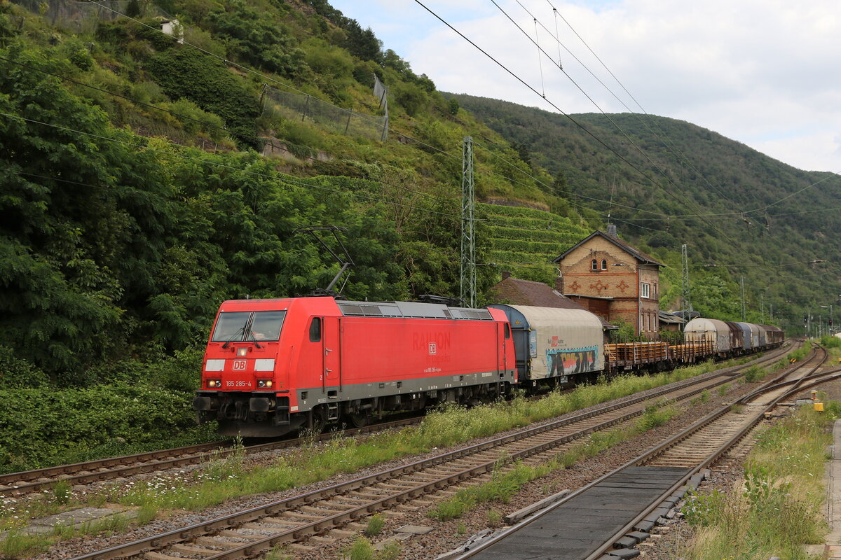 185 285 mit einem einem gemischten G�terzug am 22. Juli 2021 bei Kaub am Rhein.