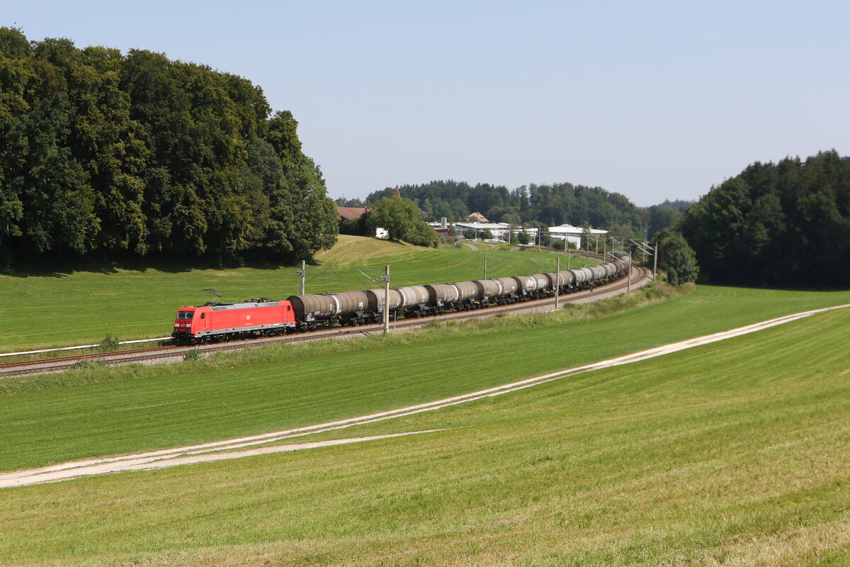 185 294 mit einem Kesselwagenzug aus Salzburg kommend am 13. August 2025 bei Axdorf im Chiemgau.