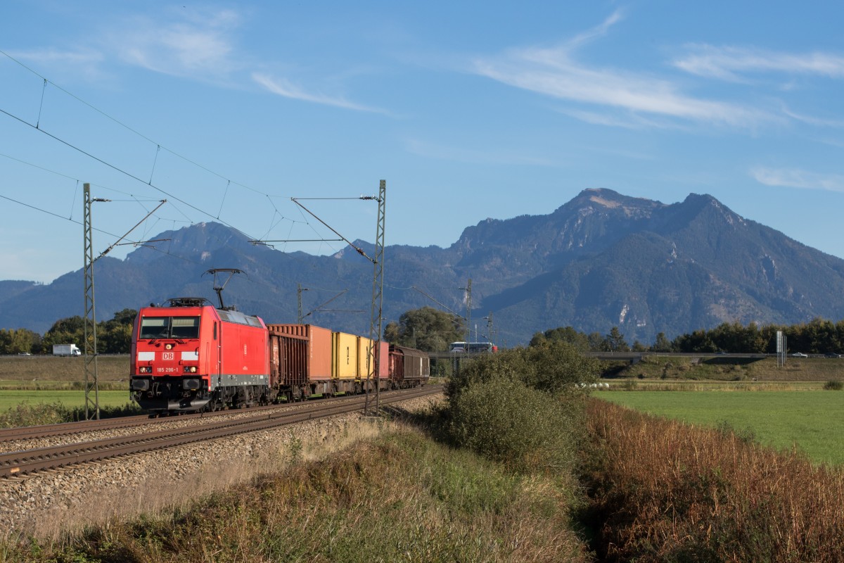 185 296-1 mit einem kurzen gemischten G�terzug am 5. Oktober 2015 bei Bernau am Chiemsee.