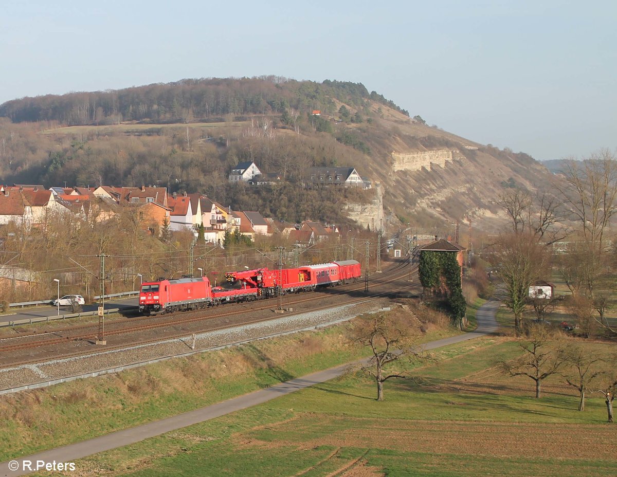 185 298-7 durchfährt Retzbach-Zellingen mit einem Hilfszug. 16.03.17