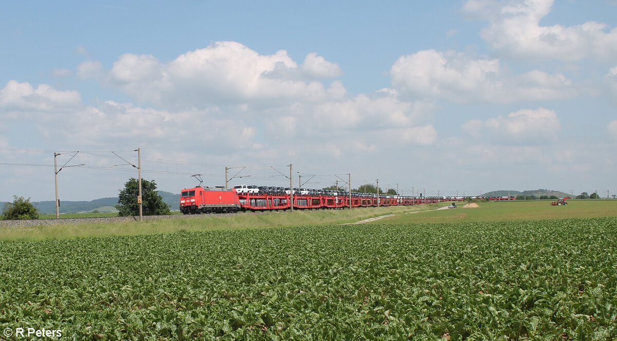 185 316-7 zieht bei Uffenheim ein Autotransportzug in Richtung Norden. 04.06.24