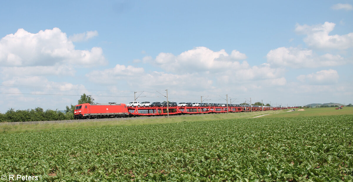 185 316-7 zieht bei Uffenheim ein Autotransportzug in Richtung Norden. 04.06.24
